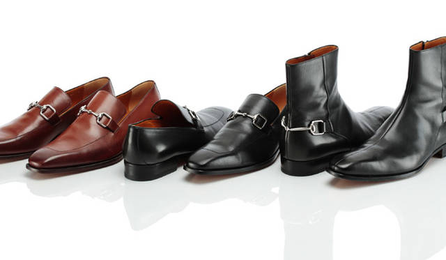 <b>GUCCI｜グッチ</b>　左から：ホースビットローファー「KYOTO」 ともに8万850円、バックビットブーツ 10万2900円