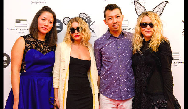 OPENING CEREMONY｜オープニング・セレモニー　<br>左から、　オープニングセレモニーUSA社長のキャロルリム、　アシュレー・オルセン、　ウンベルト・レオン、　メアリー・ケイト・オルセン