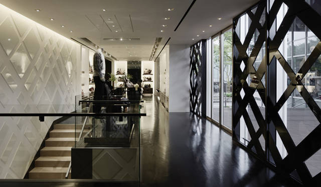 <b>BURBERRY｜バーバリー</b>　2階 エントランスを望む