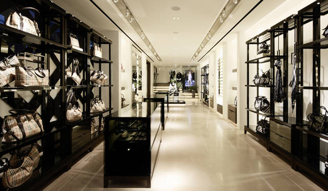 <b>BURBERRY｜バーバリー</b>　1階 エントランスより店内を望む