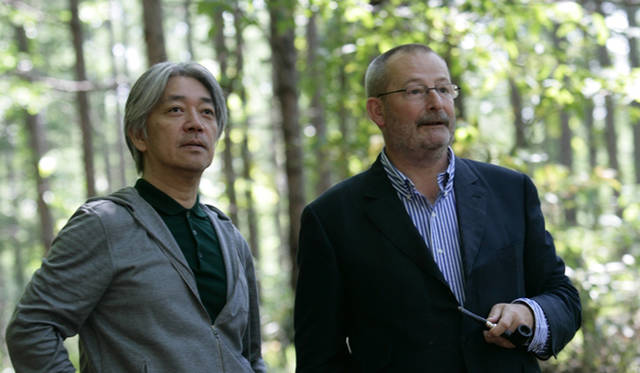 more trees × LOUIS VUITTON｜モア・トゥリーズ × ルイ・ヴィトン　森を散策する坂本龍一氏(左)とパトリック―ルイ・ヴィトン氏(右)