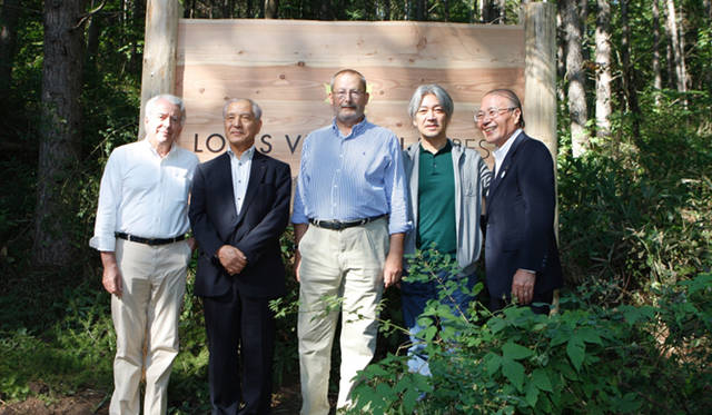 more trees × LOUIS VUITTON｜モア・トゥリーズ × ルイ・ヴィトン　左からルイ・ヴィトン ジャパン プレジデント＆CEO エマニュエル・プラット氏、長野県知事　村井仁氏、ルイ・ヴィトン5代目当主 パトリック―ルイ・ヴィトン氏、more trees代表 坂本龍一氏、小諸市 市長 芹沢勤氏