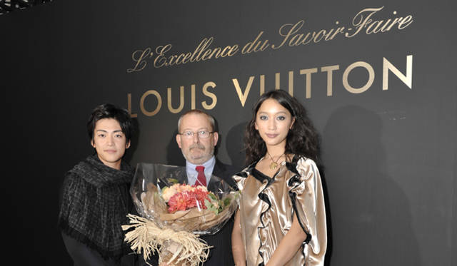 　L’Excellence du Savoir-Faire展｜左から大東俊介さん、パトリック-ルイ・ヴィトン氏、杏さん