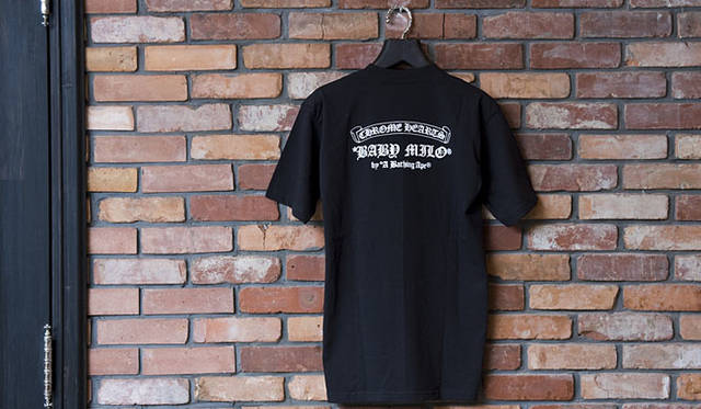 <b>CHROME HEARTS｜クロムハーツ</b>　「クロムハーツ® × クロムハーツ Tシャツ」<br>メンズ（S/M/L/XL）・ウィメンズ（XS/S）ともに1万500円、キッズ（110/130）8400円