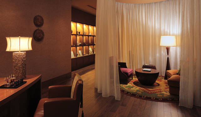 Shangri-La Hotel Tokyo｜シャングリ・ラ ホテル 東京　CHI ｢氣｣ スパ　レセプションに入るとほの暗く落ち着いたムード。ここからすでに静寂  の空気が流れる。 