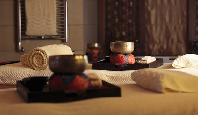 Shangri-La Hotel Tokyo｜シャングリ・ラ ホテル 東京　CHI ｢氣｣ スパ　「シンギング・ボール」が置かれたトリートメントルーム。