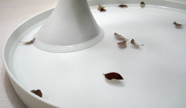 寺山紀彦「floating flower」　Material│Ceramic