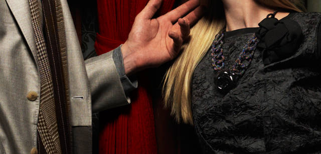 <b>LANVIN COLLECTION｜ランバン コレクション</b>　メンズ：今シーズンのランバン コレクションのキーワードそのままに、「上質と軽さ」、「ラグジュアリーカジュアル」を体現するジャケット。ダブルフェイスのやわらかな風合いと着心地の軽さを生かすため、高い技術が必要とされる“一枚仕立て”で仕上げた。ウィメンズ：クラッシュされた表面感が特徴のノースリーブドレスには、襟もとやウエストの切り替え部分にジョーゼットを配してエレガントに。