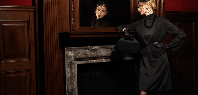 　やわらかいショルダーラインやバルーンスカートなど、優しく包み込むようなシルエットが特徴のアンサンブル。幾重にも重ねたシフォンテープがモードな表情をつくり出す。