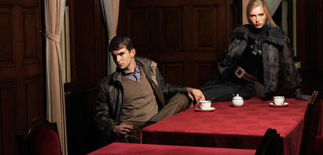 　ウィメンズ：テントラインが特徴的なジャケットはリスのファー。対照的なコントラストをみせるシルクサテンのトリミングが効いている。メンズ：真冬まで活躍するブラウンのコートはスリーウェイ仕様で、ライナーのキルティングブルゾンは単体で着まわせる。