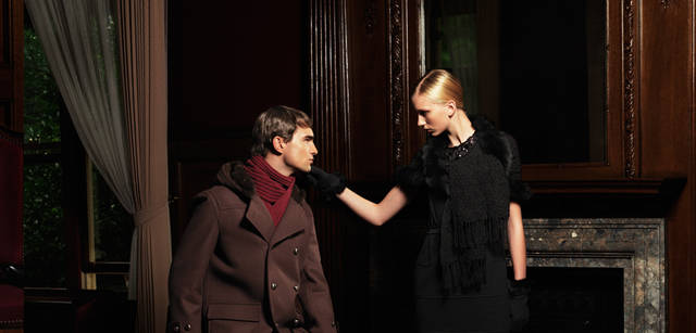 　ウィメンズ：ニットジャージーが生むしなやかなラインと着心地のよさが特徴のドレスは、後ろ身頃にベルベットを配して。ファー付きのストールはカシミアを編みこんでいる。アクセサリーとしてだけではなく、さまざまに“着こなす”ことが可能だ。メンズ：ダッフルコートを大人っぽく仕立てた。襟のミンクはディタッチャブル。