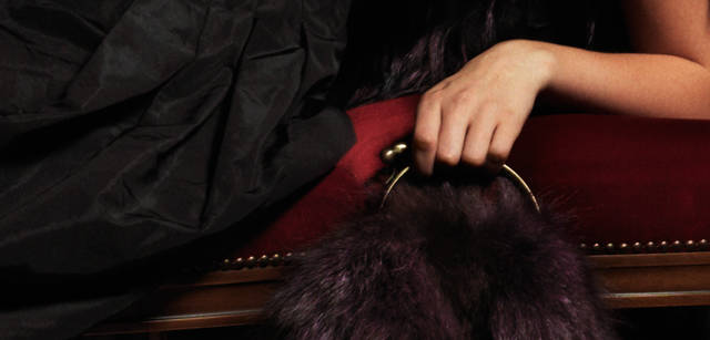 <b>LANVIN COLLECTION｜ランバン コレクション</b>　ウィメンズ：タイトに絞ったウエストからスカート部分が大きくふくらんだ、フィットアンドフレアなラインがうつくしいドレス。ギャザリングされたウエストのデザインはランバン コレクションならではのアヴァンギャルドさながら、全体としては品よくまとまっているのはさすが。ファーのバッグもクラス感をよりいっそう高めて。