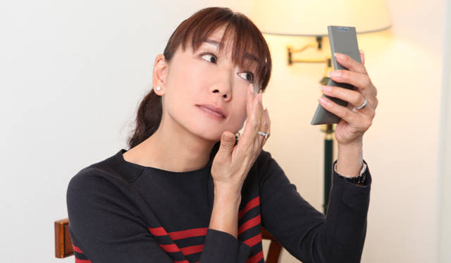 THREE｜スリー　「シマリング グロー デュオ」を試す藤原美智子さん。