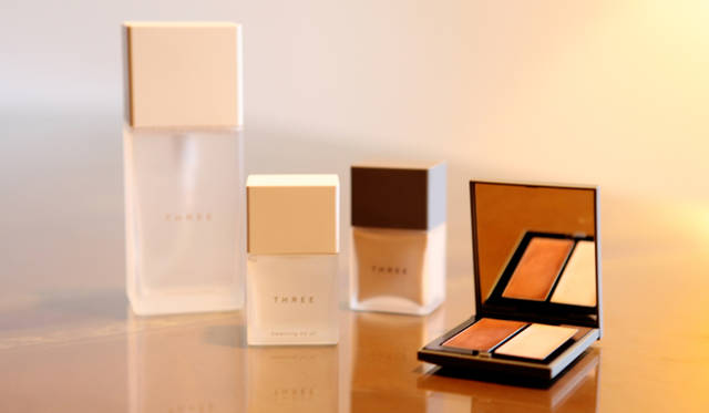 THREE｜スリ―　左から「バランシング ローション」、「バランシング SQ オイル」、「フローレス フルイド ファンデーション」、「シマリング グロー デュオ」
