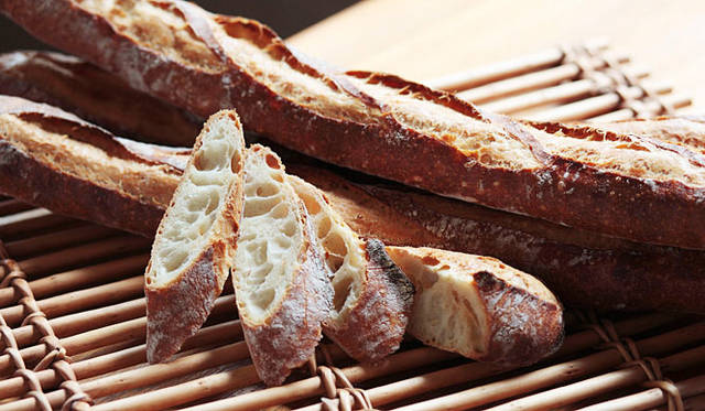 <b>Signifiant Signifié | シニフィアン・シニフィエ</b><br>低温長時間発酵でつくる「バゲット・プラタヌ」。生地は3回に分けてミキシングされ、手間をかけて焼き上げられる。焼き上がり予定時間11:00　1本480円／ハーフ240円