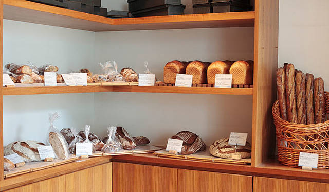 <b>Signifiant Signifié | シニフィアン・シニフィエ</b><br>おなじみのバゲット類からドイツのハード系までさまざまなパンが並ぶ。どれも研究し尽くされた、そのパンに最適な配合の小麦粉からつくられる