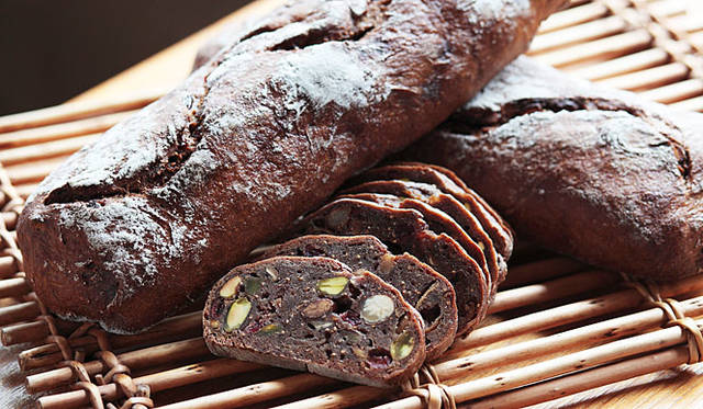 <b>Signifiant Signifié | シニフィアン・シニフィエ</b><br>赤ワインとドライフルーツ、ナッツがたっぷりの「パン・オ・ヴァン」。卵、バター不使用でも、フルーツケーキのようなしっとり感と風味を実現した。焼き上がり予定時間11:00　3600円（店頭のみ量り売りあり）