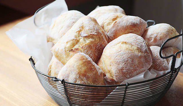 <b>Signifiant Signifié | シニフィアン・シニフィエ</b><br>もっちり、しっとりとした食感のイタリアの食事パン「チャバタ」。具だくさんのサンドウィッチにも最適。焼き上がり予定時間11:00　120円