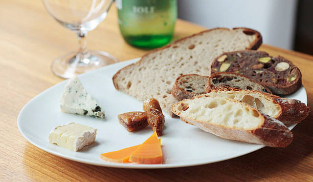 <b>Signifiant Signifié | シニフィアン・シニフィエ</b><br>店内のテイスティングコーナーでは、パンと一緒にフランスのMOFチーズ熟成士、エルベ・モンス氏のチーズが楽しめる。写真は「本日のチーズプレート3種」1575円（飲物つき）