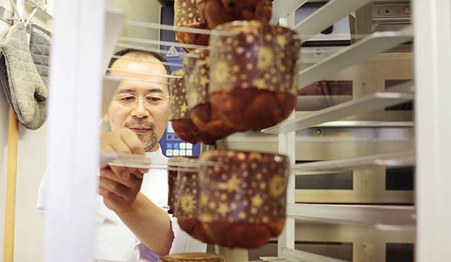 <b>Signifiant Signifié | シニフィアン・シニフィエ</b><br>焼きたての「パネトーネ」は、生地が自身の重さでしぼんでしまわないように、逆さまに吊り下げたまま冷まされる。なんともいえない甘い香りが辺りに漂う