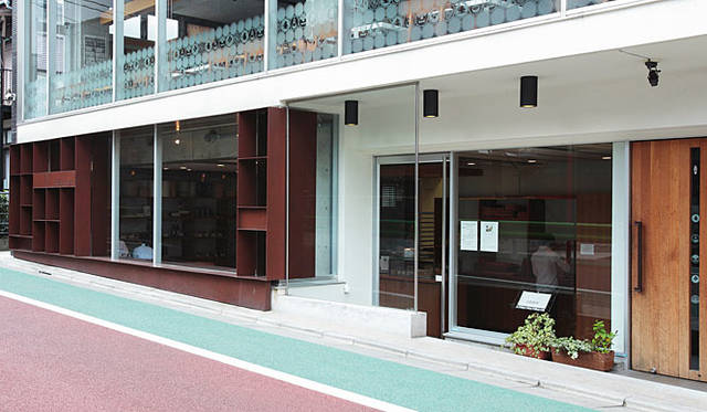 <b>Signifiant Signifié | シニフィアン・シニフィエ</b><br>一見、パン屋さんらしからぬモダンな外観は、大きな窓ガラスが印象的。店内には、パンとチーズとワインが楽しめる「テイスティングコーナー」もあり