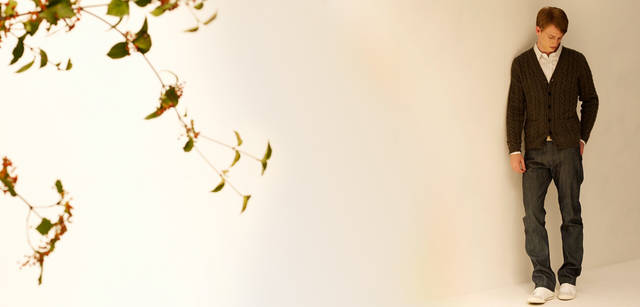 　ケーブルニットを合わせたデニムルックは育ちの良さが漂う。カーディガン(神南限定) 7万9800円、マーガレット・ハウエル×EDWINのトラウザーズ 2万4150円、シャツ 2万7300円、ベルト 9975円、レザースニーカー 2万6250円