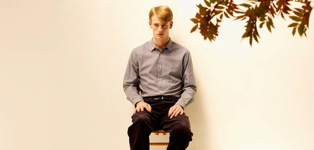 　品のいいマイクロチェックのシャツは1枚でさらりと着こなす。シャツ 2万7300円、トラウザーズ 2万2050円、ベルト 1万9950円、バタフライチェア 9万8700円