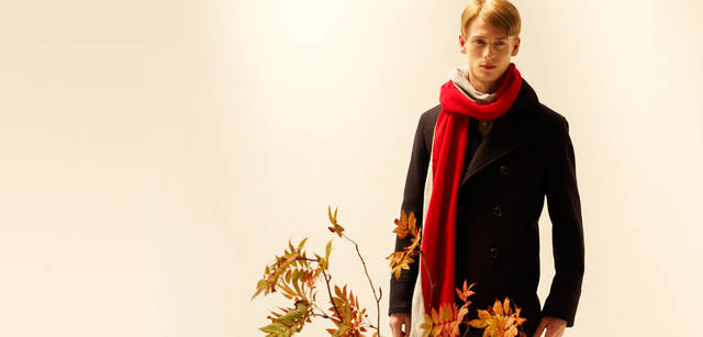 　深いネイビーにタテのラインを強調する赤が鮮烈なコーディネート。コート 6万1950円、シャツ 2万7300円、変形ダブルフェイスのストール 1万9950円