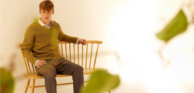 　ニットの“やわらかさ”を活かしてリラックス感ある着こなしに。ニット 3万450円、シャツ 2万7300円、トラウザーズ 3万450円、2人がけベンチ 16万8000円