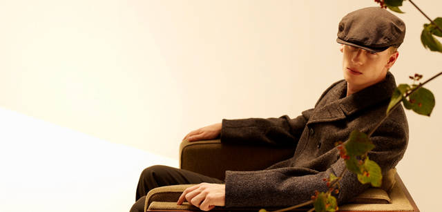 　厚地のツイードは“ブリティッシュカントリー”をイメージして。コート(店舗限定) 9万300円、トラウザーズ 3万450円、ハンチング 1万2600円