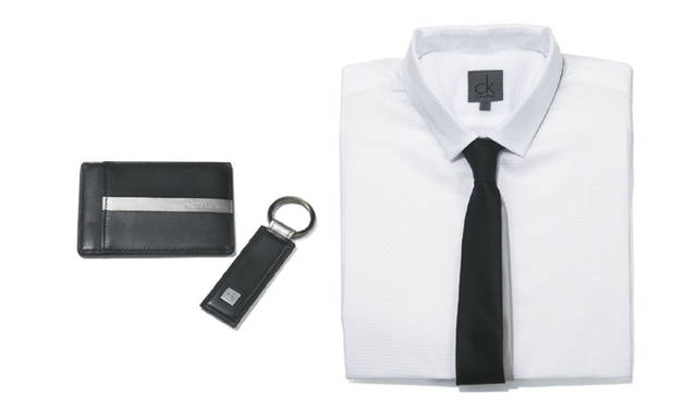 <strong>ck Calvin Klein｜カルバン・クライン</strong>　左からパスケース・キーホルダーセット（メンズ） 5250円　ツートーン・カラー ネクタイ 1万500円　■西武渋谷店B店5F