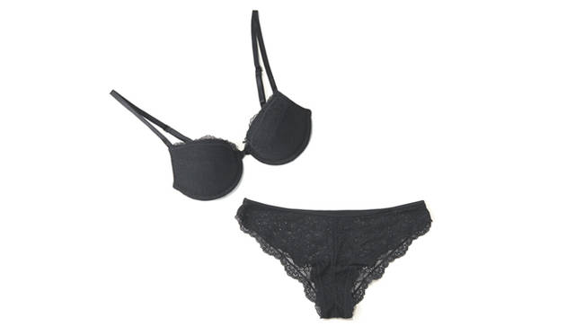 <strong>ck Calvin Klein｜カルバン・クライン</strong>　プッシュアップ エアパッドブラ 6615円　ビキニショーツ 4095円　■西武渋谷店A店6F