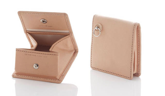 JAM HOME MADE & ready made for more trees│コインドームケース（COINDOM CASE）<br>表地には天然なめし無着色のカーフレザーを使用。リングのハトメやパッケージにmore treesの森の間伐材をアクセントとして用い、裏地にはペットボトルのリサイクル生地を使用するなど、環境面にも配慮。コインのほか、裏にはコンドームの収納にも適したサイズのポケット付き