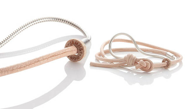 JAM HOME MADE & ready made for more trees│レザーメタルブレス（LEATHER METAL BRACE）<br>コード部分には、使い込むと経年変化でレザーの色が飴色に変化する上質な天然なめし無着色のディアスキンを使用。リサイクル可能な素材であるシルバーのスネークチェーンとのコンビブレスレット。留め部分やパッケージにmore treesの森の間伐材を使用し、今回はモア・トゥリーズにあわせたオリジナルモデルで登場