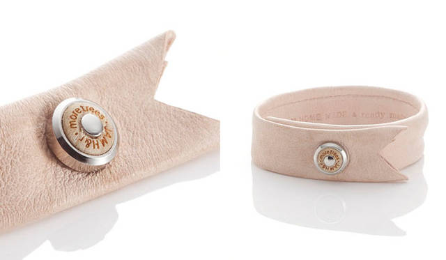 JAM HOME MADE & ready made for more trees│リボンブレス（RIBBON BRACE）<br>モア・トゥリーズにあわせたオリジナルモデル。使い込むと経年変化でレザーの色が飴色に変化する、やわらかく上質な天然なめし無着色のディアスキンを使用。留め具やパッケージにはmore treesの森の間伐材を使用している