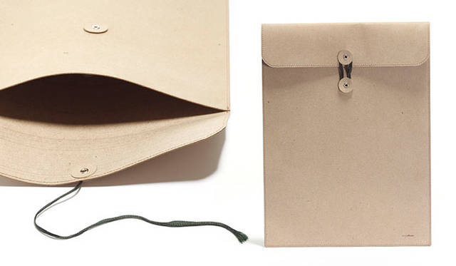 JAM HOME MADE & ready made for more trees│リサイクルレザードキュメントケース（DOCUMENT CASE）<br>手紙という文化を忘れないように、極力シンプルでかっこよく持てるアイテムとして考えられたアイテム。素材はクオバディス用カバーと同様の“リサイクルレザー”を使用。A4サイズの書類をしっかり収納できる仕様