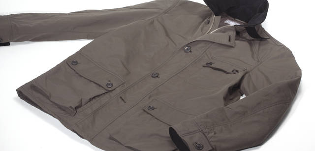 　光沢感のあるテクスチャーが特徴のショートコート 4万6200円