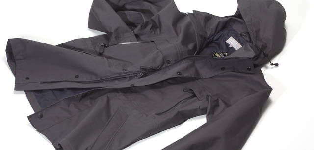 　ジッパーに防水シールをほどこすなど、ディテールまで“完全防水”なゴアテックスのパーカ 6万4050円