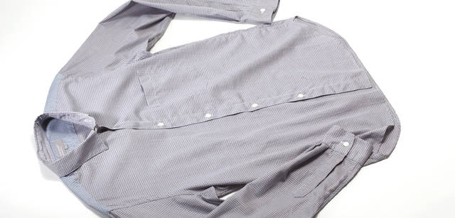 　肩などパーツを切り替えたマイクロチェックのシャツ 2万7300円