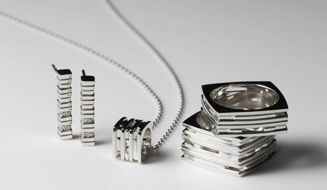 <b>「Kengo kuma ＋ MA,YU」ジュエリーコレクション 「Ashino」</b><br>栃木県「石の美術館」がデザインのモチーフ。<br>ピアス 3万7800円（Silver925×Diamond）<br>ネックレス 1万8900円（Silver925）<br>リング 上から2万3100円／2万7300円（Silver925）