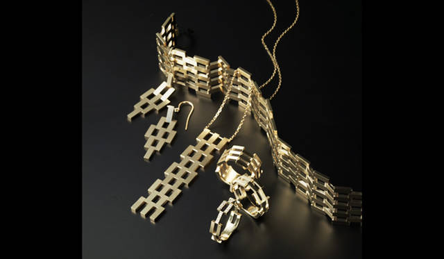 <b>「Kengo kuma ＋ MA,YU」ジュエリーコレクション 「Lotus」</b><br>規則的なチェッカーパターンが印象的な「ロータス・ハウス」がデザインソース。<br>ピアス 2万3100円（Silver925×K18YGメッキ）<br>ネックレス 2万9400円（Silver925×K18YGメッキ）／ブレスレット 8万4000円（Silver925×K18YGメッキ）<br>リング 上から1万4700円／1万2600円（Silver925×K18YGメッキ）／2万7300円（Silver925×K18YGメッキ×Diamond）