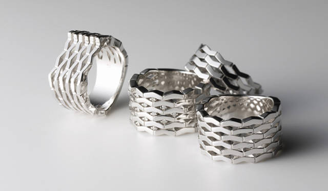 <b>「Kengo kuma ＋ MA,YU」ジュエリーコレクション 「Chokkura」</b><br>デザインイメージは、栃木県高根沢の駅前にある「ちょっ蔵広場」から。<br>リング 左から2万7300円（Silver925）／4万2000円（Silver925×Diamond）／2万3100円／2万7300円（Silver925）