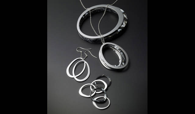 <b>「Kengo kuma ＋ MA,YU」ジュエリーコレクション 「Oribe」</b><br>国際陶磁器展美濃のために制作された「織部の茶室」がデザインのイメージ。<br>バングル2万9400円／ペンダント2万9400円／ピアス1万4700円／リング2万1000円※5本セット（Silver925×セルロースアセテート）