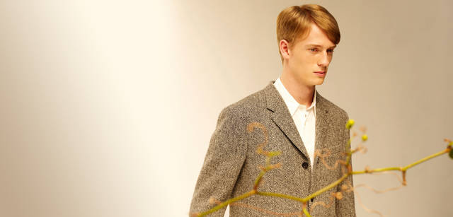 Photos : SHINOHARA Hiroaki, Styling : ITOH Seiko, Hair dressing & Make-up : TANAKA Rika, Model : Tristan, Flower Arrangement : FUGA<br>　コンパクトでボクシーなシルエットが新鮮。ヘリンボーンのハリスツイードジャケット 6万9300円、シャツ 2万4150円