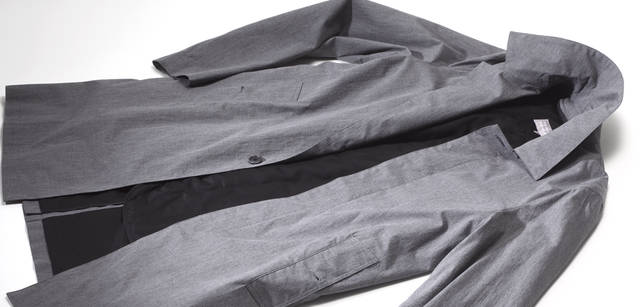 　織り柄の濃淡がまるでシャンブレーのシャツのように軽やかな印象を与えるコート 6万6150円