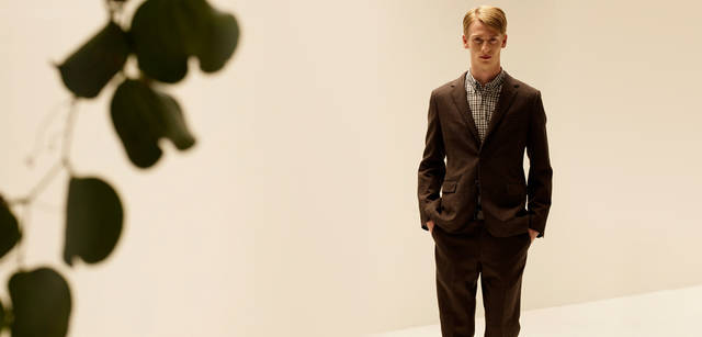 Photos : SHINOHARA Hiroaki, Styling : ITOH Seiko, Hair dressing & Make-up : TANAKA Rika, Model : Tristan, Flower Arrangement : FUGA<br>　セットアップもマーガレット・ハウエルならではの“やわらか”な印象に。ジャケット 5万9850円、トラウザーズ 3万450円、シャツ 2万7300円