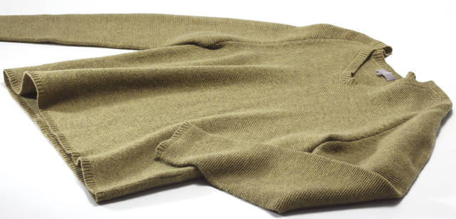 　横畝の織りに特徴のあるリラックス感いっぱいのVネックニット 3万450円