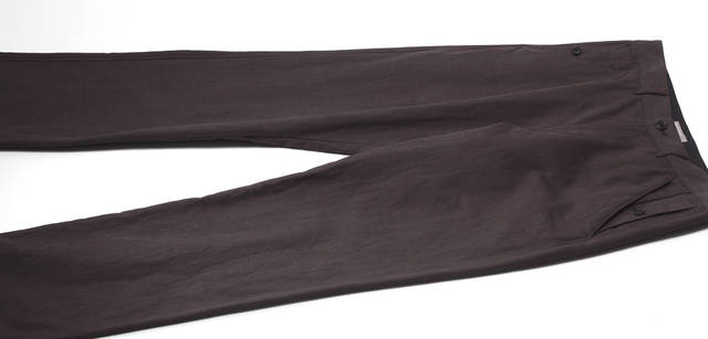　ダブルになった前ポケットなどディテールに遊びのあるトラウザーズ 3万450円