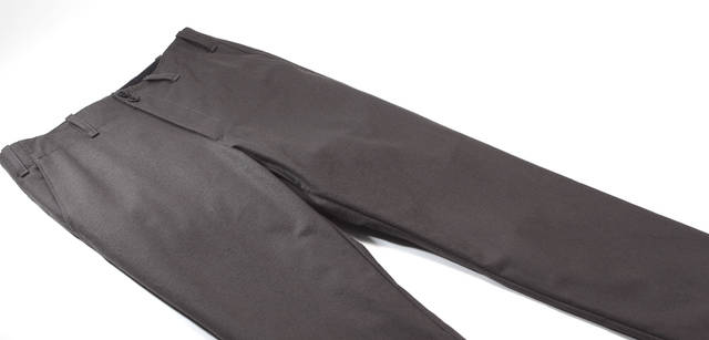 　ゆとりあるストレートシルエットが美しいトラウザーズ 3万450円