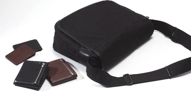 　PORTERにスペシャルオーダーしたシリーズ。バッグ 3万7800円、パース ともに2万4150円、カードケース ともに9450円